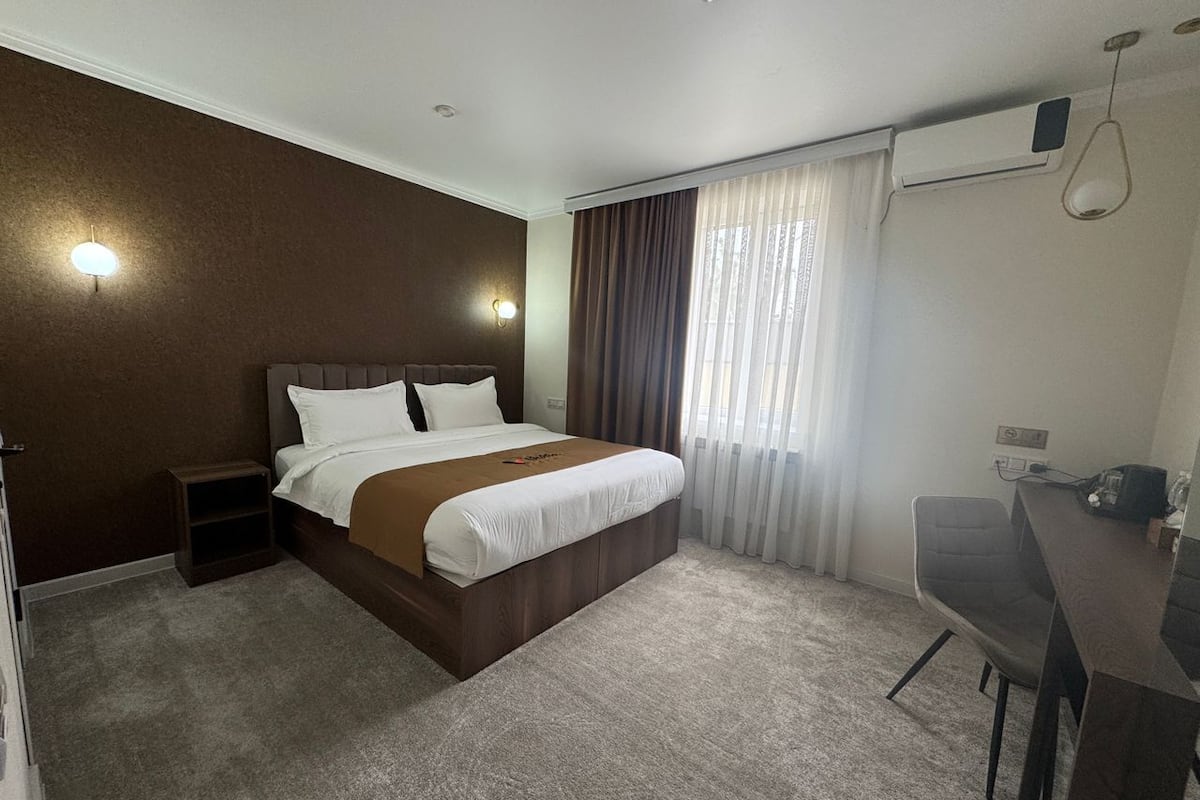 Standard Double Room | In-room safe, laptop workspace, blackout curtains, iron/ironing board