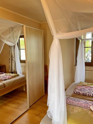 1 bedroom, bed sheets - Apartment-Mitte 50 sqm for 1-2 persons with terrace (Seebruck)