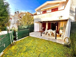 Outdoor dining - Nice one-bedroom apartment with garden and p.auto (Marcelli)