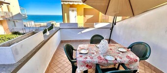 Three-room seafront apartment with terrace, a/c and p.auto