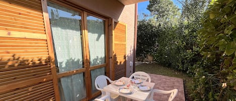 屋外ダイニングエリア