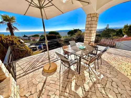 EDITH VILLA FOR RENT IN NUMANA TAUNUS -With garden and terrace overlooking the sea