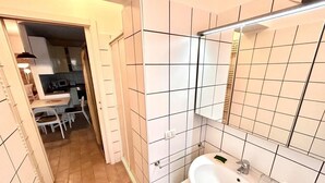 A bathroom with a sink, mirror, and tiled walls. - Delightful cottage with garden and terrace overlooking the sea (Numana)