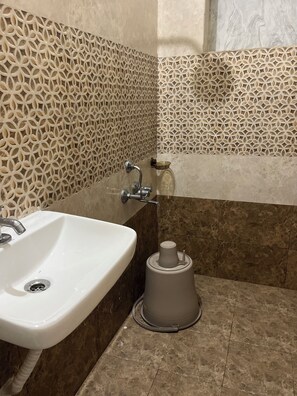 Bathroom - Tremendous 1-bedroom house in vibrant Bengaluru awaits you (Bengaluru)