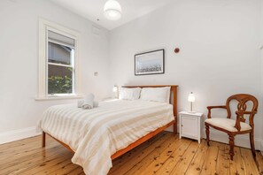 3 bedrooms, desk, iron/ironing board, WiFi - Marvellous March - 3 Bed, 2 bath CBD Gem (Orange)