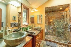 Hair dryer, towels - Lighthouse - Close to world class beaches and massive ocean views (Little River)