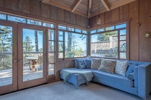 Smart TV, books, offices, printers - Lighthouse - Close to world class beaches and massive ocean views (Little River)