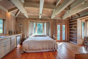 Desk, free WiFi, bed sheets - Lighthouse - Close to world class beaches and massive ocean views (Little River)