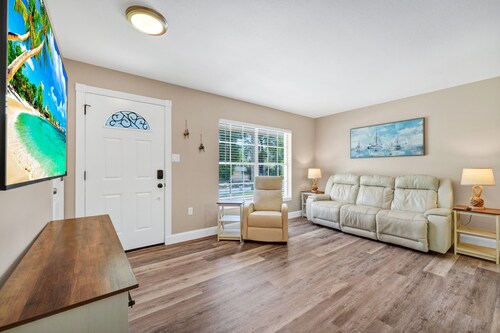 Quiet 3BR Home Near Orlando + Beaches! Fast WiFi!