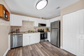 Fridge, microwave, oven, stovetop - Quiet 3BR Home Near Orlando + Beaches! Fast WiFi! (DeBary)