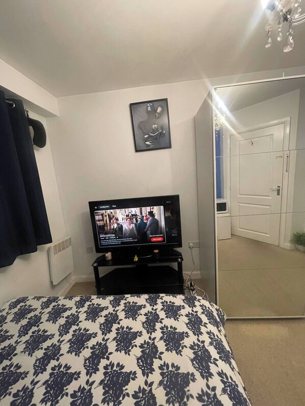 Room, 1 Bedroom, Smoking - Room-cozy En-suite Room Near Wolves Trai (Wolverhampton)