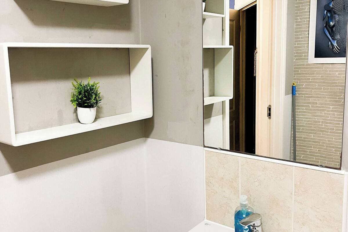 Room, 1 Bedroom | Bathroom