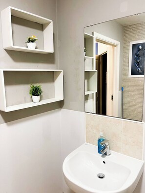 Bathroom - Room-cozy En-suite Room Near Wolves Trai (Wolverhampton)