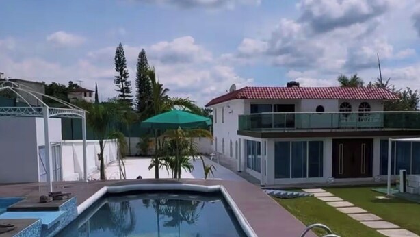 A swimming pool with a clear blue sky and clouds in the background. - QUINTA ANUBIS (Oaxtepec)