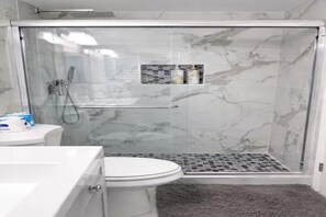 Douche, sèche-cheveux, serviettes fournies, savon