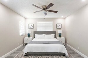 4 bedrooms, iron/ironing board, free WiFi, bed sheets - Modern 4 BR Home w/ Pool-Sleeps 10-Near Strip (Las Vegas)