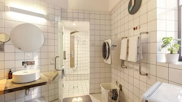 Deluxe loft, meerdere bedden, niet-roken, privébadkamer | Badkamer