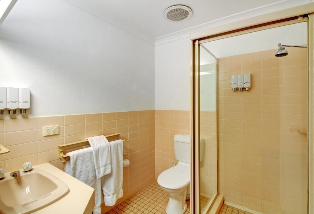 Comfort Double Room, Balcony, Courtyard View | Bathroom