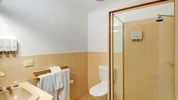 Comfort Double Room, Balcony, Courtyard View | Bathroom