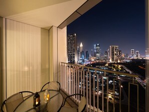Outdoor dining - 2-bedroom apartment in Dubai, near Dubai mall, Burj Khalifa and Fountains (Dubai)