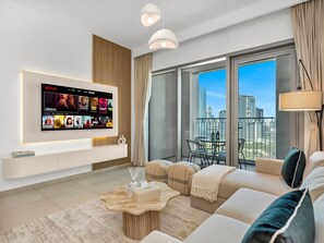 TV, books - 2-bedroom apartment in Dubai, near Dubai mall, Burj Khalifa and Fountains (Dubai)