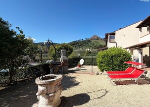 Property grounds - Casa Carminelli with veranda, garden and barbecue in Porto Azzurro (Porto Azzurro)