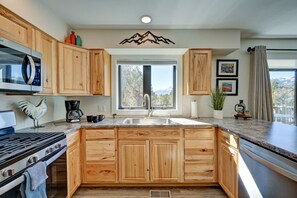 Fridge, microwave, oven, stovetop - Piñon Peak Retreat |Hot Tub |Views |2 Living Areas (Buena Vista)