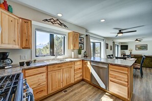 Fridge, microwave, oven, stovetop - Piñon Peak Retreat |Hot Tub |Views |2 Living Areas (Buena Vista)
