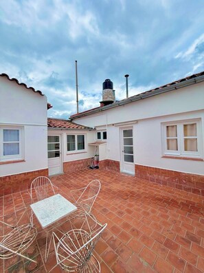 Outdoor dining - Colonial Apt for 7 · Private Terrace · 3 Bedrooms · 9 Blocks from Main Square (Salta)