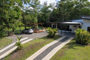 Ferienhaus, 2 Schlafzimmer, barrierefrei, eigener Pool | Unterkunftsgelände