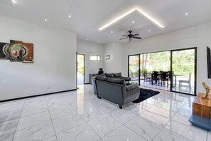 Ferienhaus, 2 Schlafzimmer, barrierefrei, eigener Pool | Wohnbereich