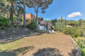 A house with a patio area, a small garden, and a view of the surrounding landscape. - Casa Le Terrazze - Capo d'Arco (Rio Marina)
