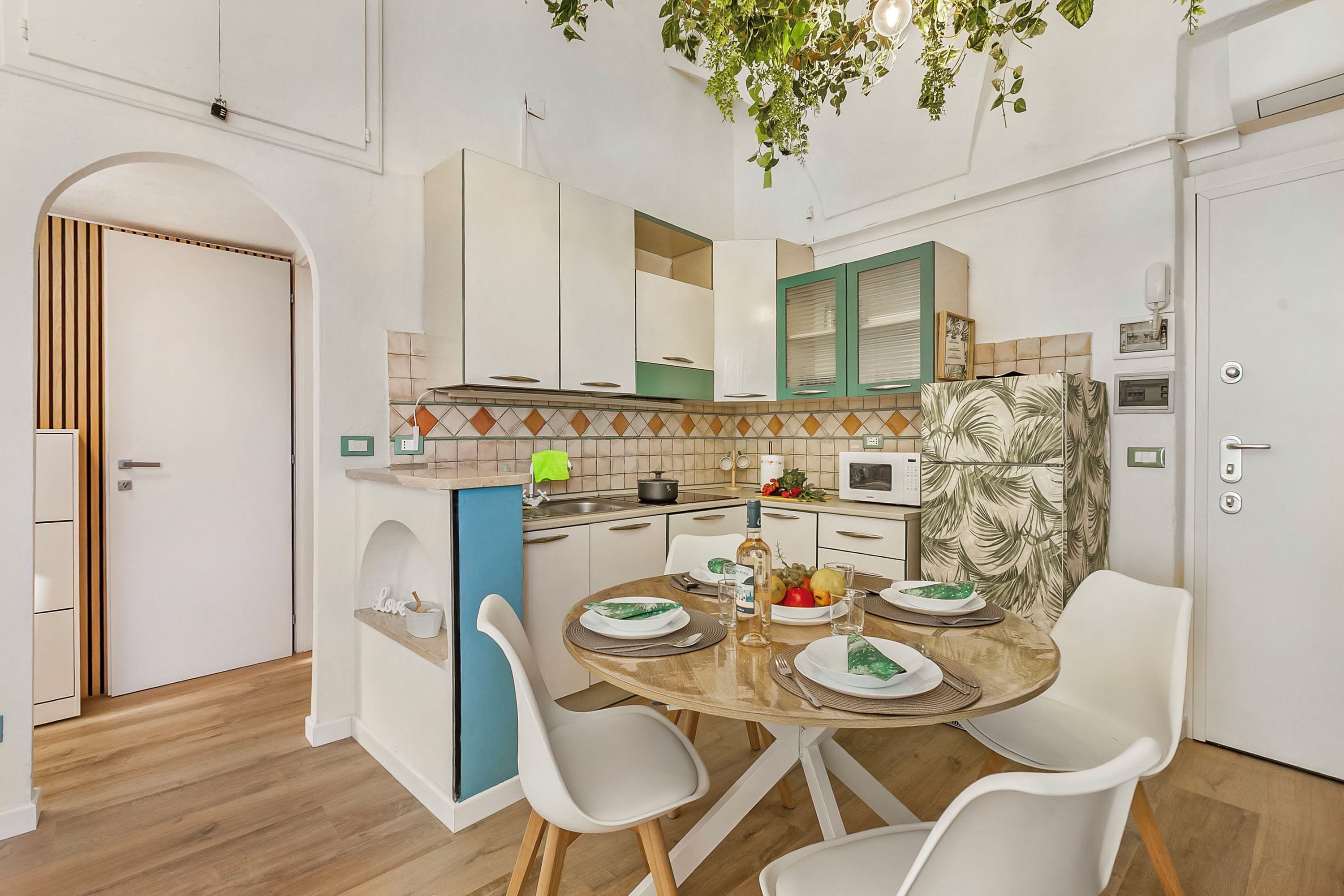 Departamento estándar, varias habitaciones (EA Blue Marin Apartment) | Cocina privada | Refrigerador, microondas, horno y parrilla de estufa 