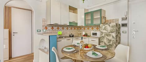 Departamento estándar, varias habitaciones (EA Blue Marin Apartment) | Cocina privada | Refrigerador, microondas, horno y parrilla de estufa