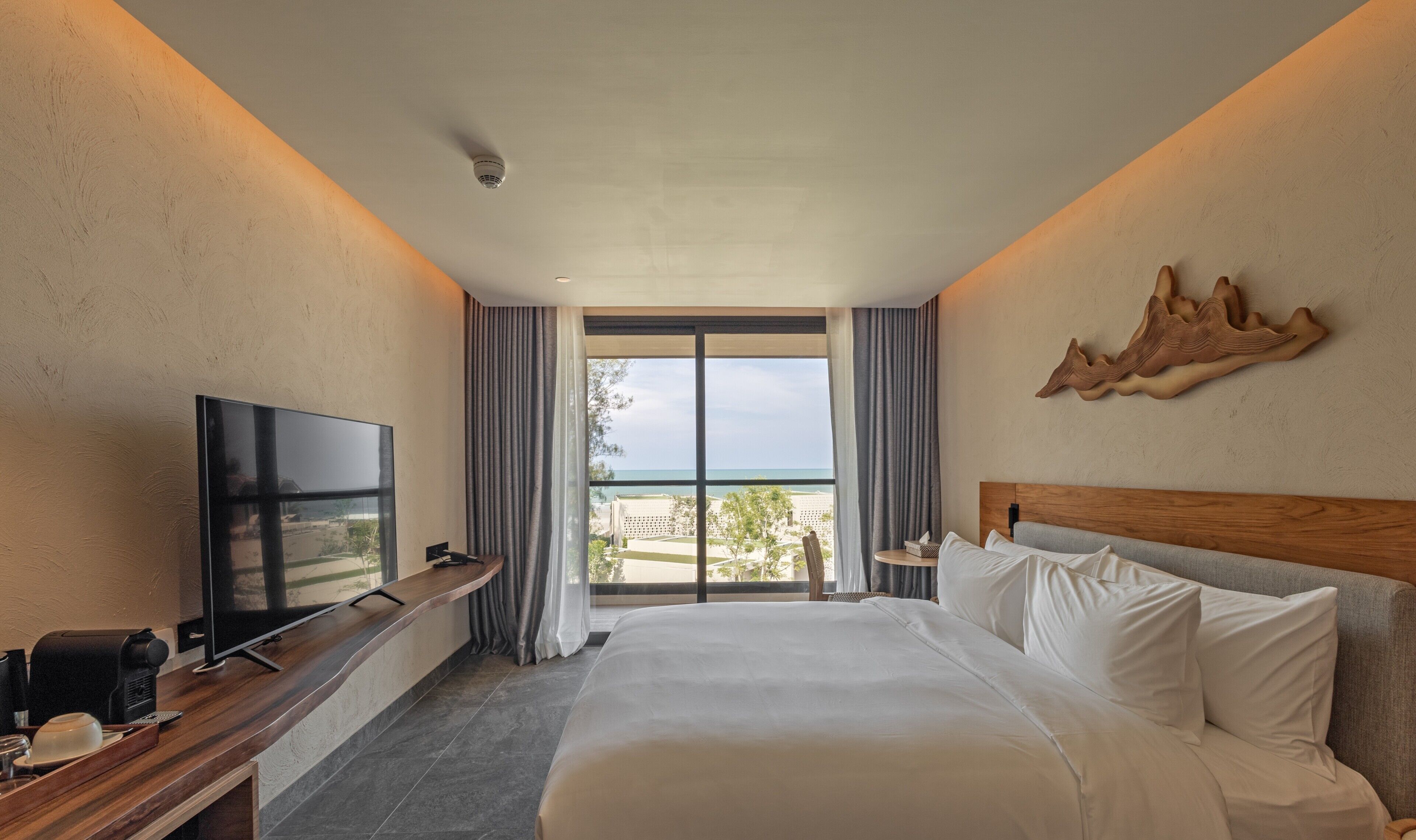 Garden Ocean View | Minibar, in-room safe, blackout drapes, free WiFi
