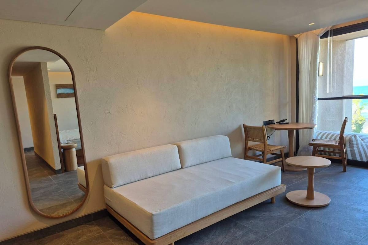 Ocean Penthouse Suite | Living area