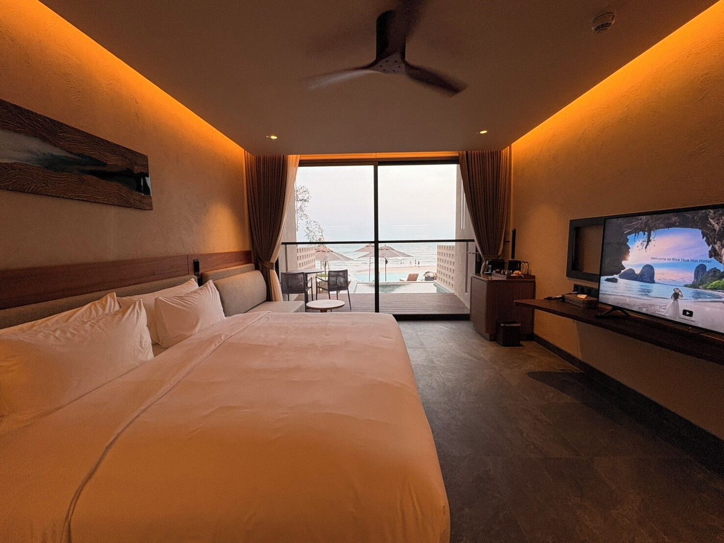 Beachfront Pool Villa Suite