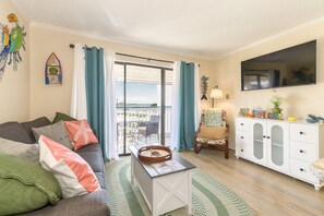 Smart TV - Stunning Front Angle Views to Ocean & Babe's Beach w/your Private Balcony & WiFi (Galveston)
