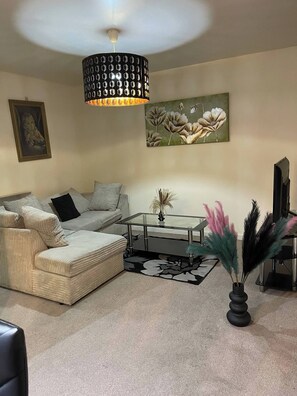 Living area - Casa Centro 2bed Apartment With Fastwifi & Free Parking (Wolverhampton)
