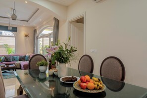 Vila, 4 quartos, piscina particular | Opções para refeição