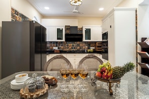 ヴィラ 4 ベッドルーム プライベート  プール | ダイニングルーム