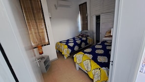 Tabla de planchar con plancha, wifi y ropa de cama 