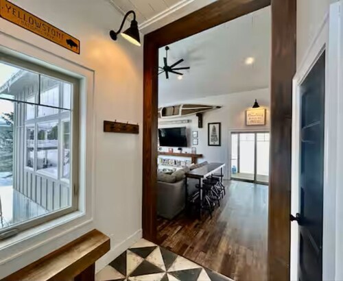 Wonderful 4-bedroom with AC in Island Park, Hottub,Close Yellowstone, EV charger