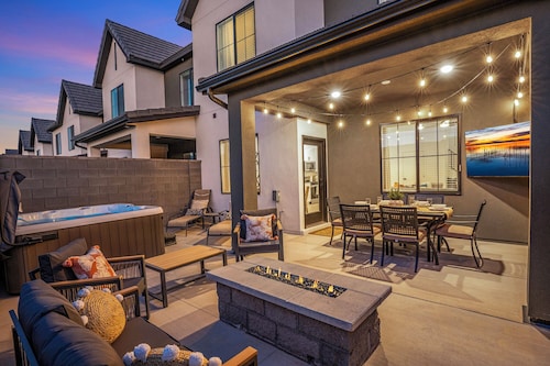 Skyline 1742, Private Spa, Fire Pit, Community Amenities!