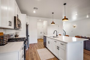 Réfrigérateur, four à micro-ondes, un four, surface de cuisson