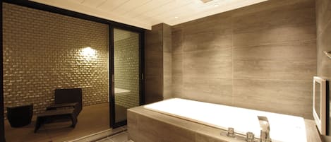 Chambre Double Deluxe, fumeurs, balcon | Salle de bain | Chaussons