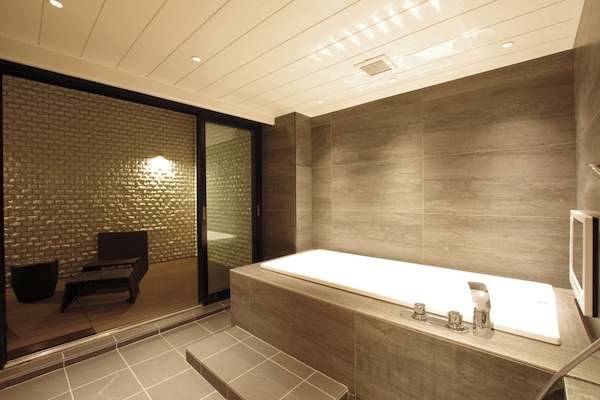 Chambre Double Deluxe, fumeurs, balcon | Salle de bain | Chaussons