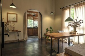 Estudi clàssic, balcó, vistes a la ciutat | Servei de restauració