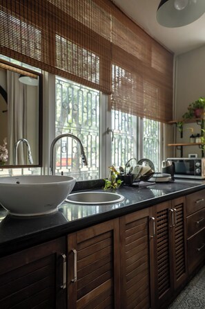 Estudi clàssic, balcó, vistes a la ciutat | Cuina privada