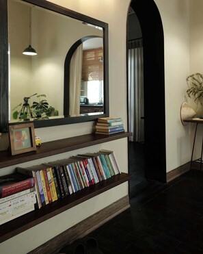 Estudi clàssic, balcó, vistes a la ciutat | Interior